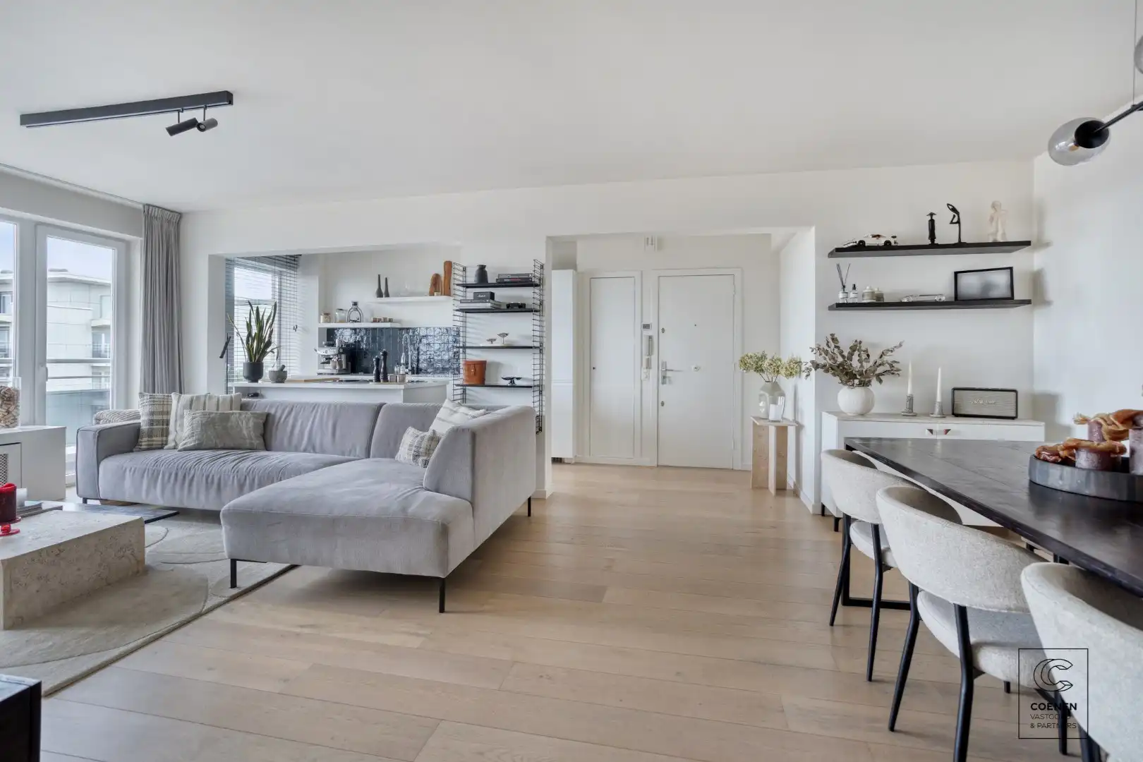 Stijlvol gerenoveerd appartement met 2 slaapkamers & zonnig terras op toplocatie te Berchem foto 6