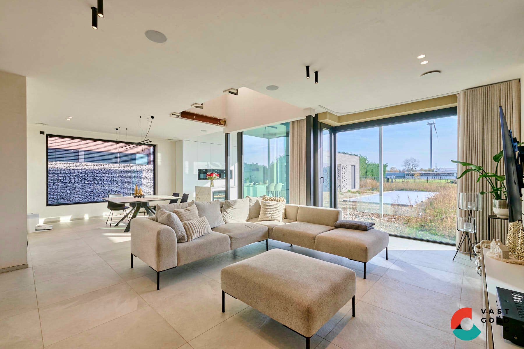 Moderne villa met zwembad op een knap perceel van 16 are. foto 14