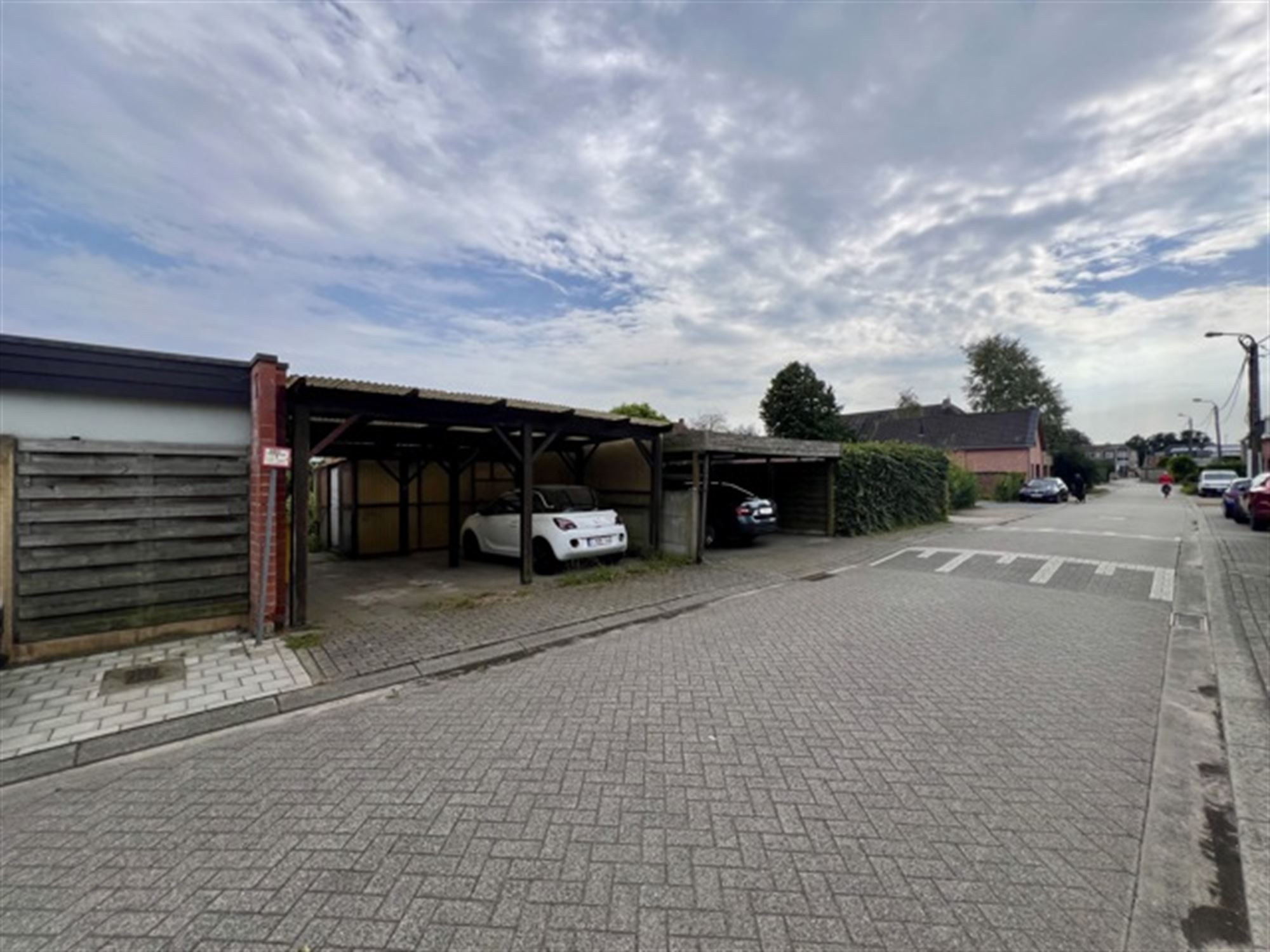 Woning met 4 a 6 Slaapkamers , grote tuin en dubbele carport foto 18