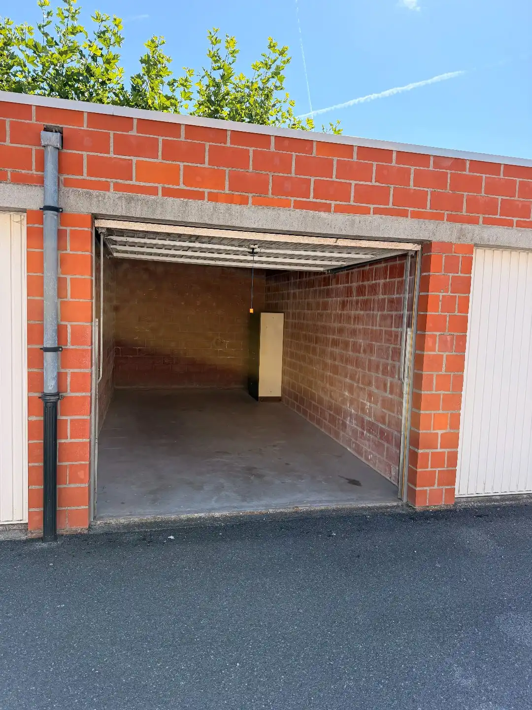 Praktische, afgesloten garage te centrum Ledegem foto 2