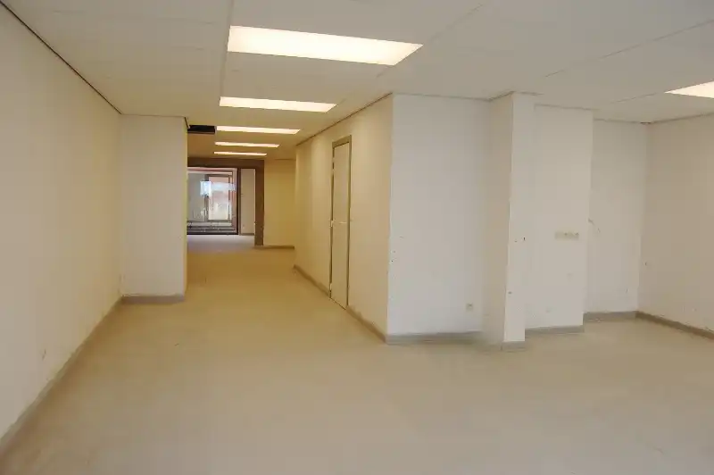 Ruim en centraal gelegen handelspand te koop foto 2