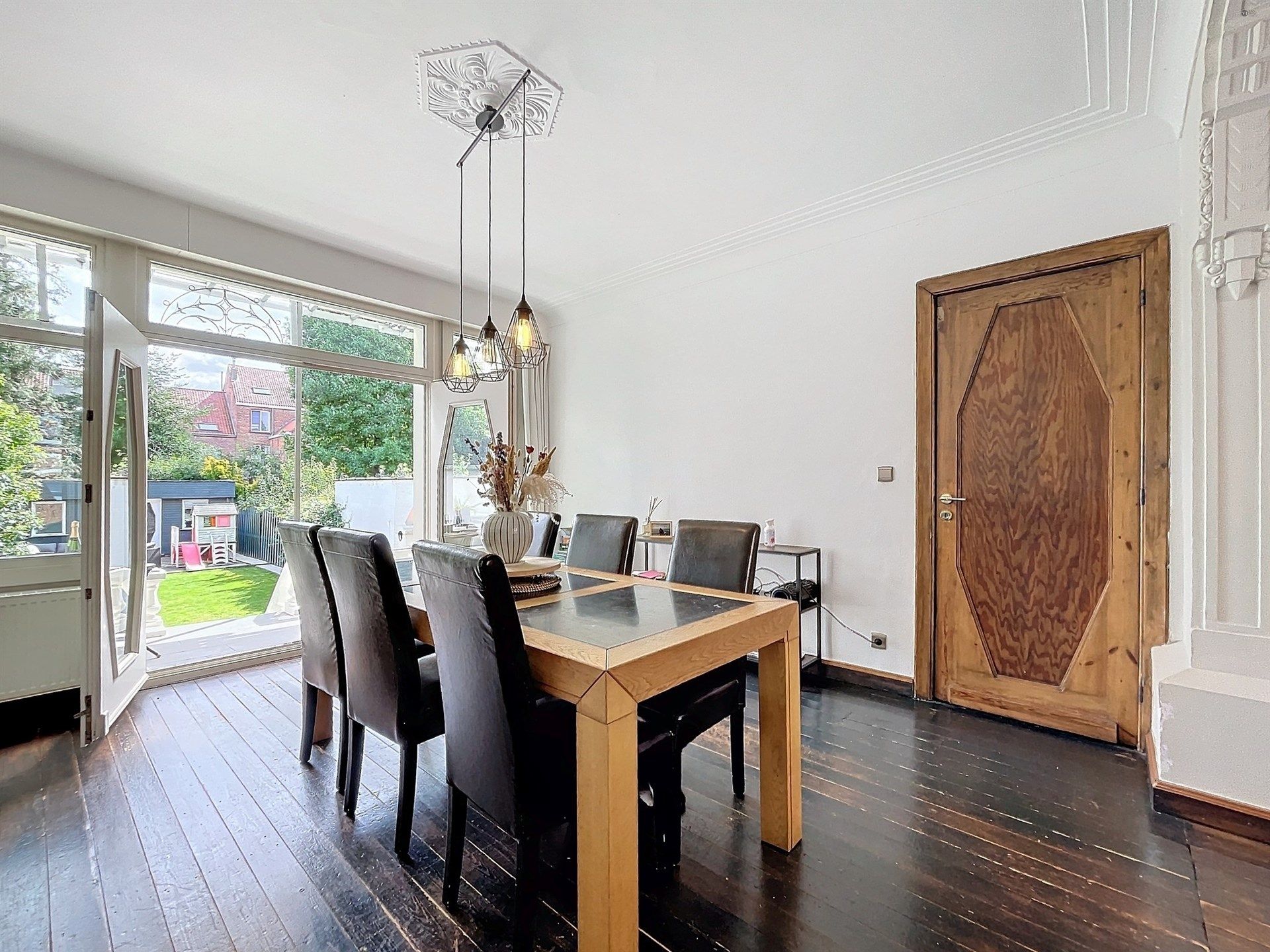 Prachtig herenhuis met 5 slaapkamers en zuid gerichte tuin in Sint-Niklaas. foto 3