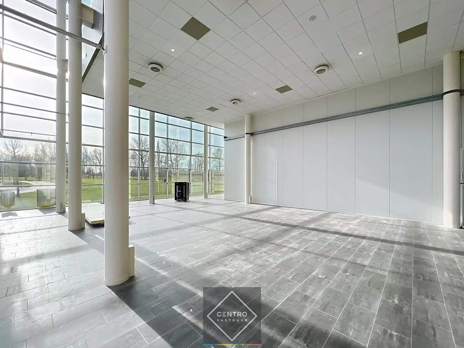 Instapklare KANTOORRUIMTE (± 225m²) - ALL-IN formule (huur, verbruik, randaccomodatie, etc.) te IEPER. foto 9