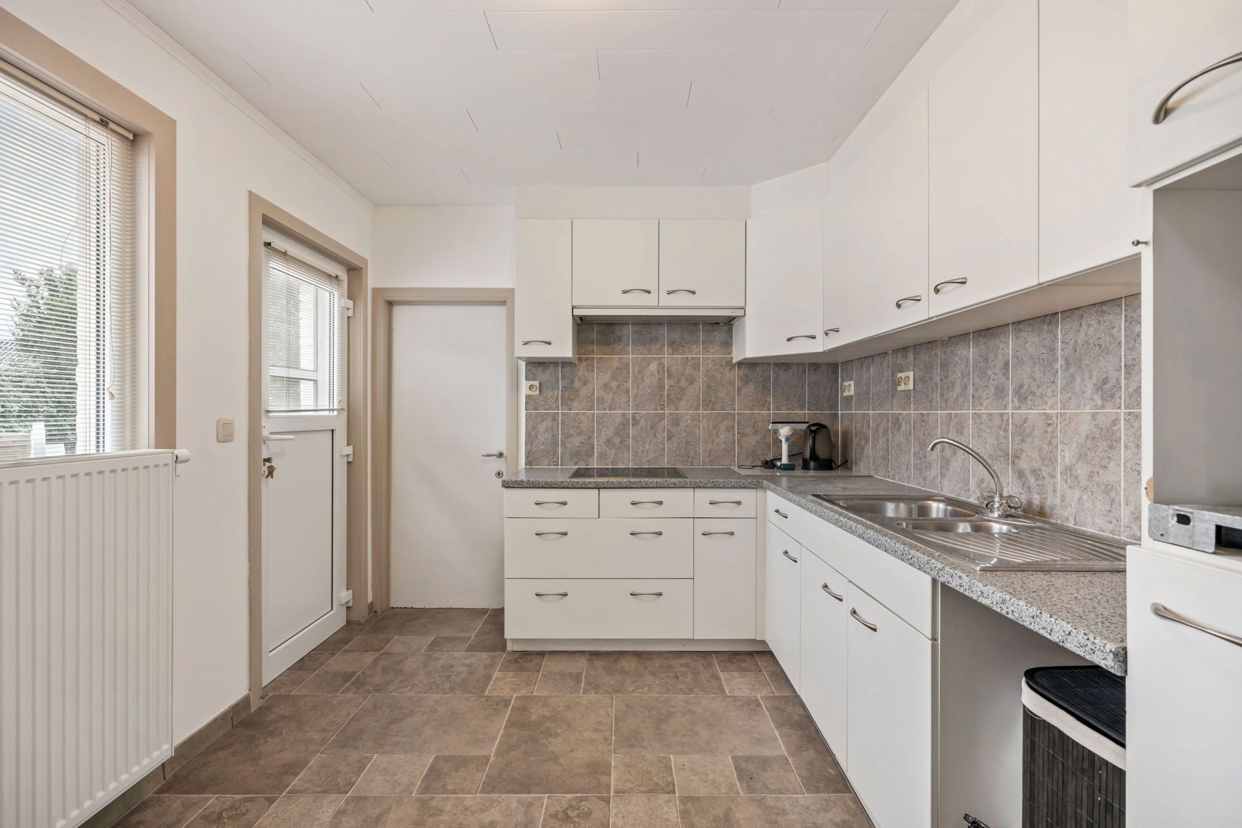 Charmante gerenoveerde woning met ruime garage & magazijn foto 8