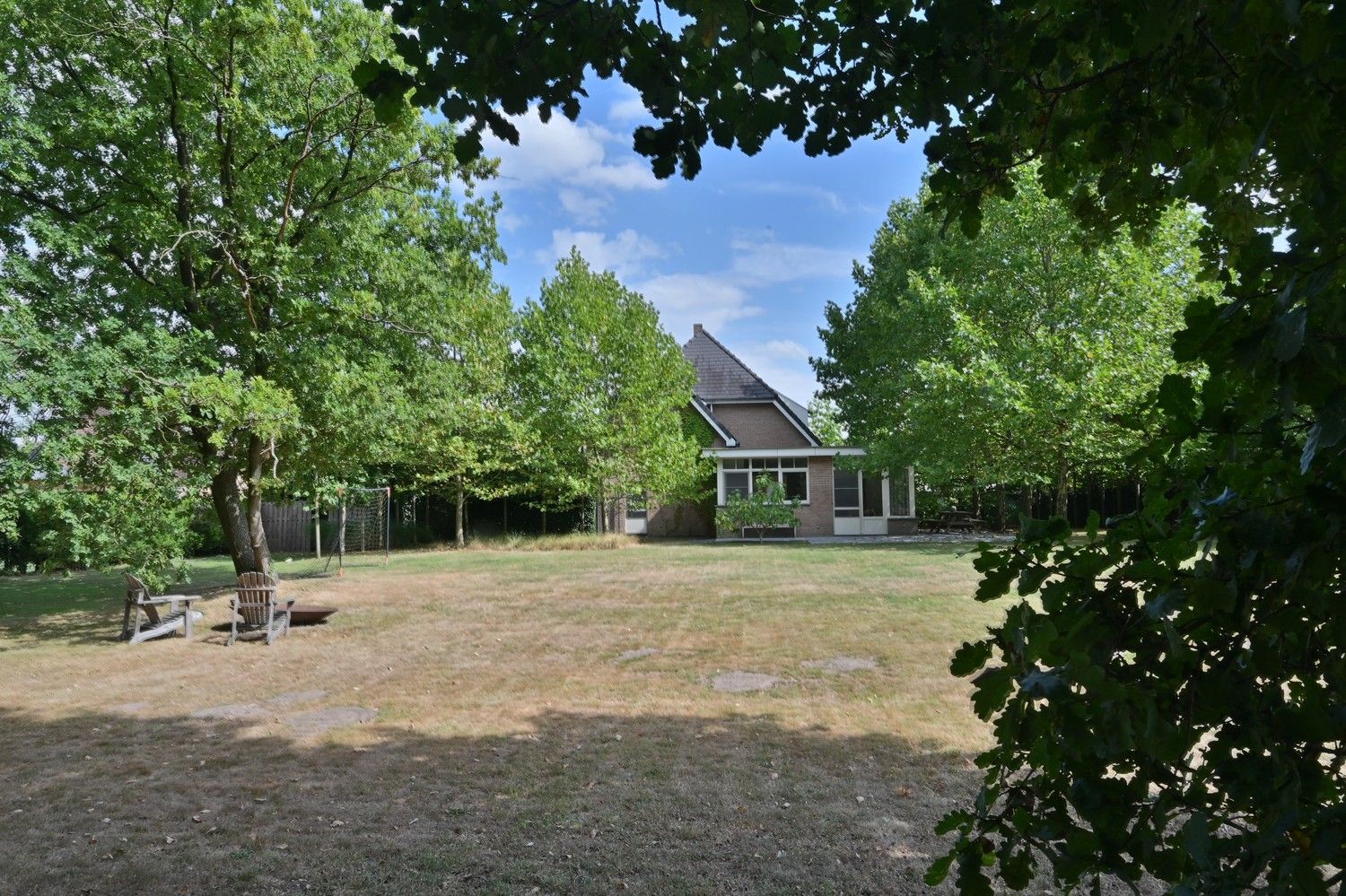 Royale gezinswoning met prachtige leefkeuken op een perceel van 19a, grenzend aan natuurgebied foto 2