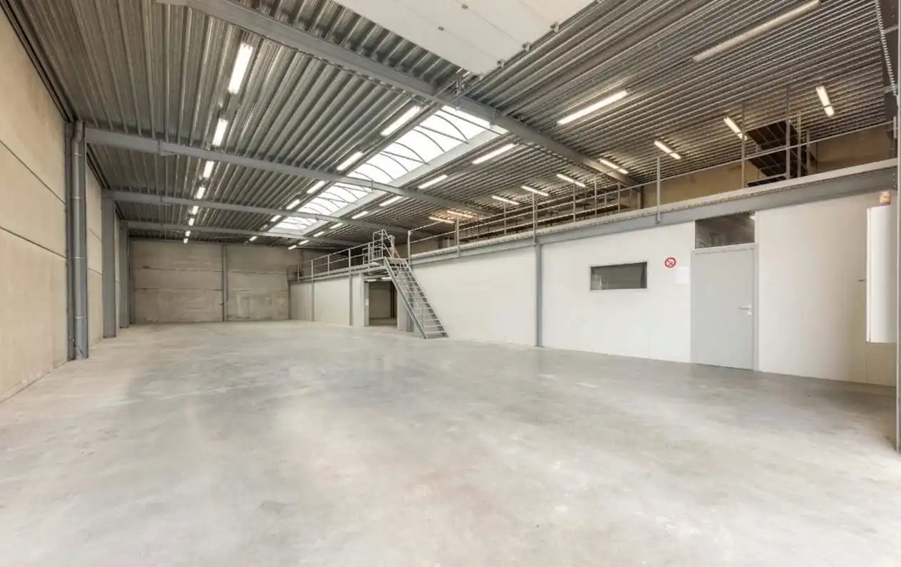 BEDRIJFS-/INVESTERINGS VASTGOED | LOODS | SHOWROOM | BURELEN & APPARTEMENT  foto 4