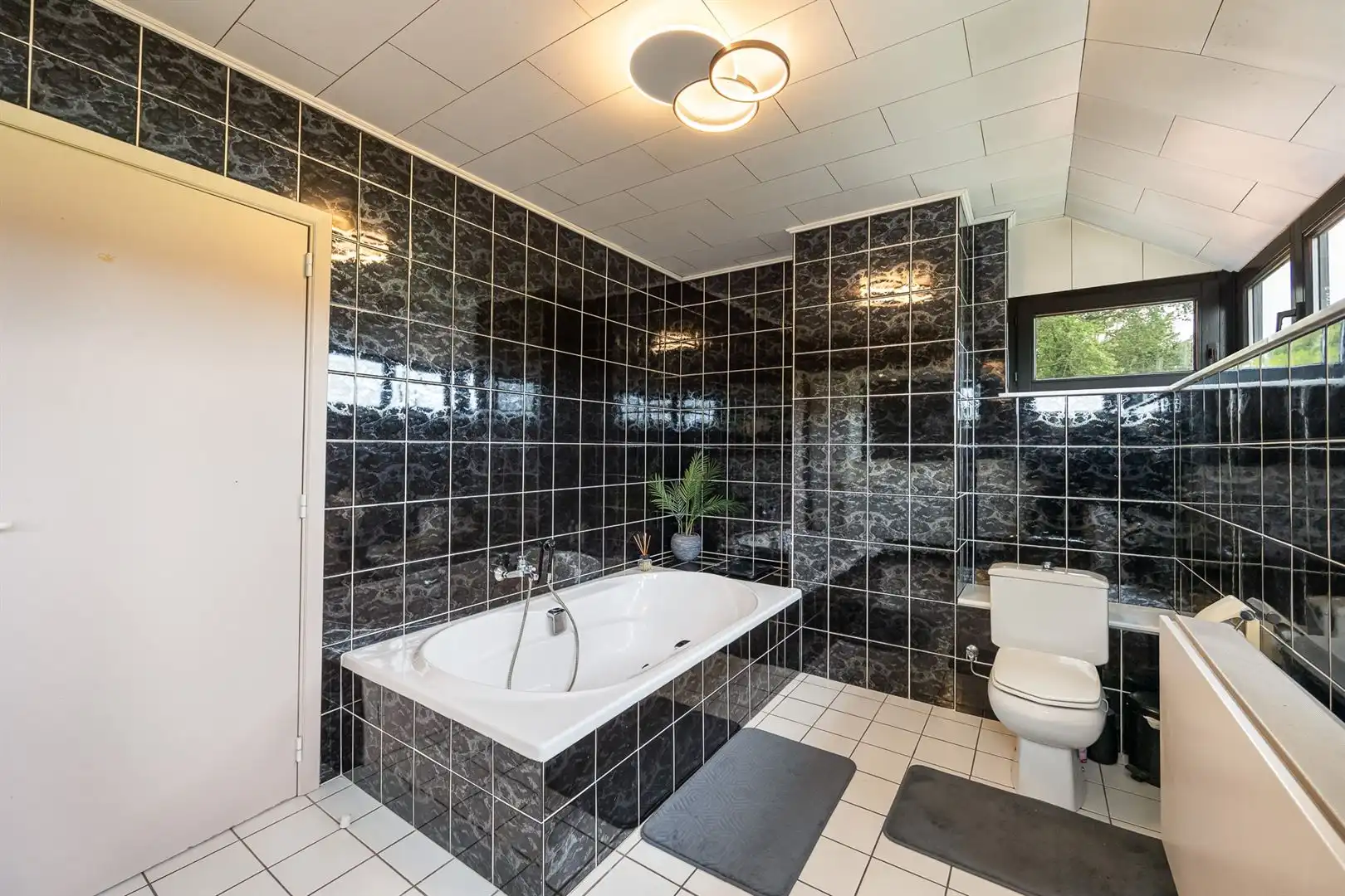 Woning met burelen, opslagruimte en een prachtige tuin! foto 13