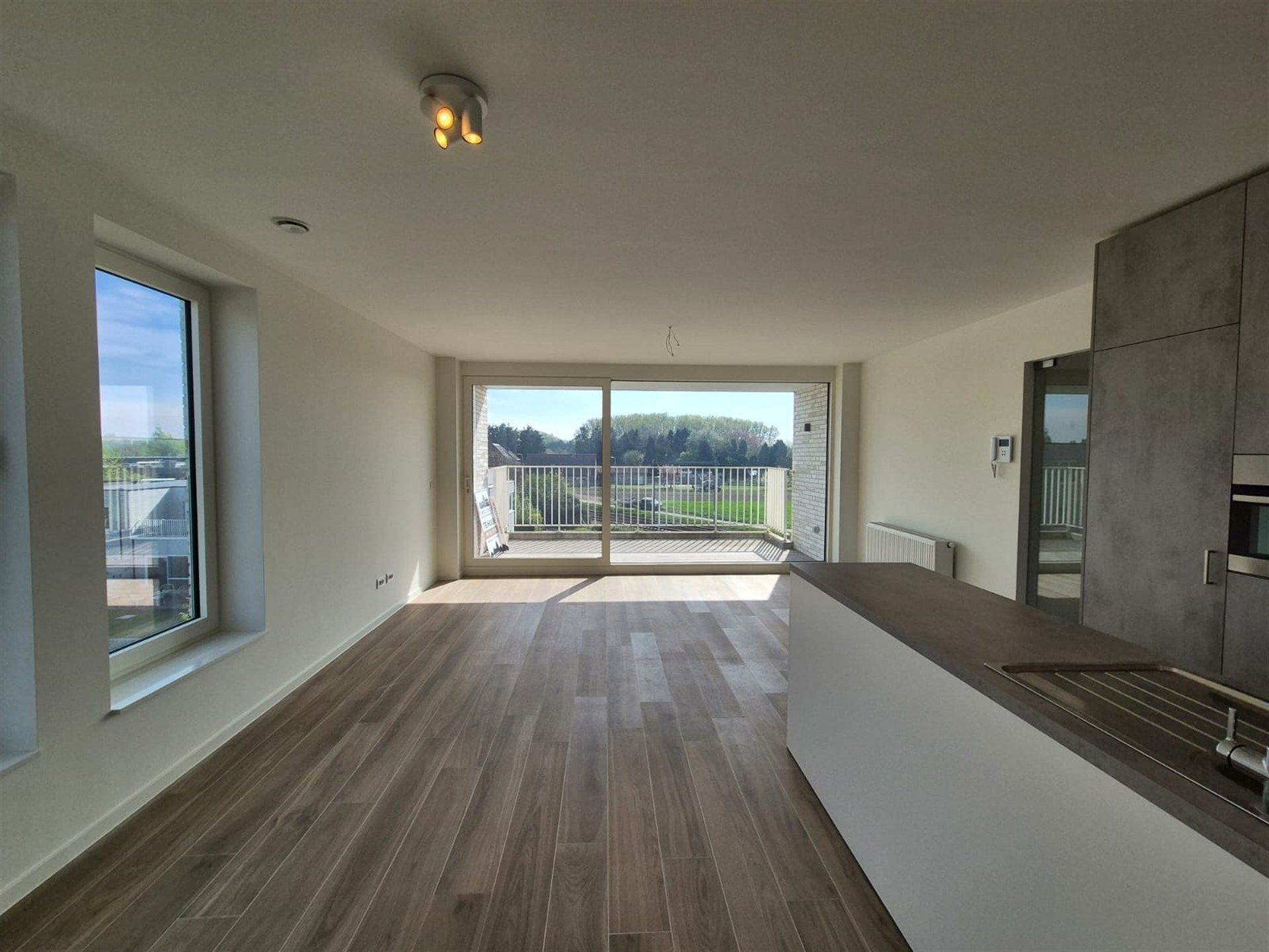 Lichtrijk nieuwbouw appartement met terras en staanplaats. foto 3