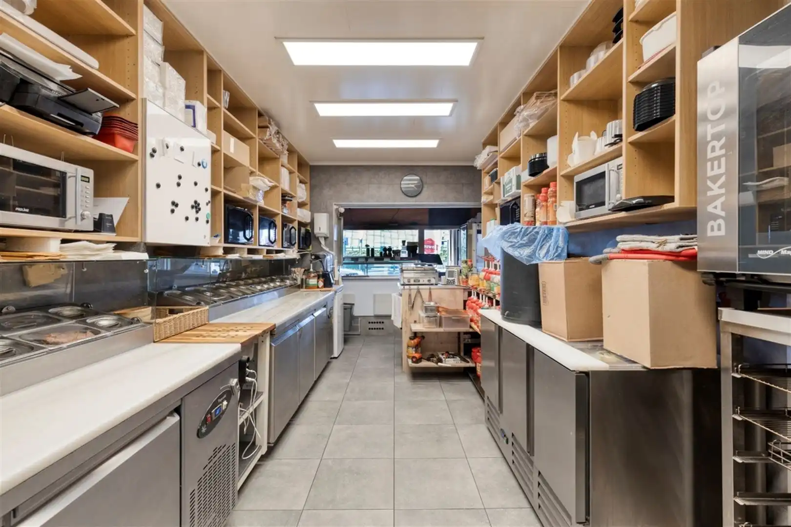 Goeddraaiende broodjeszaak met woning op toplocatie. foto 10