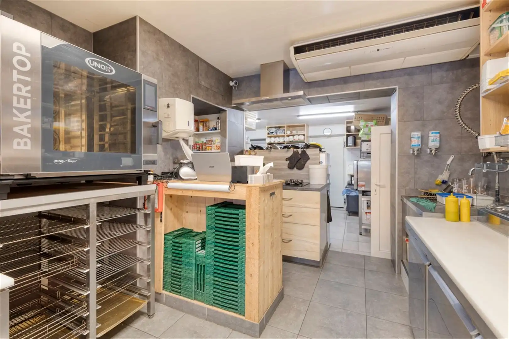 Goeddraaiende broodjeszaak met woning op toplocatie. foto 10