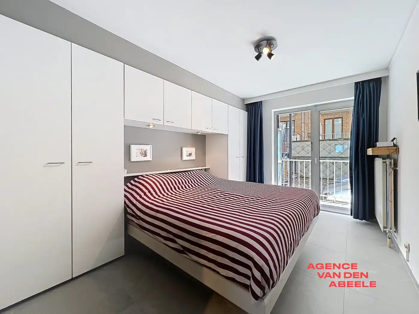Op een topligging aan de Zeedijk in Duinbergen bevindt zich dit appartement met ongehinderd frontaal zeezicht.  foto 8