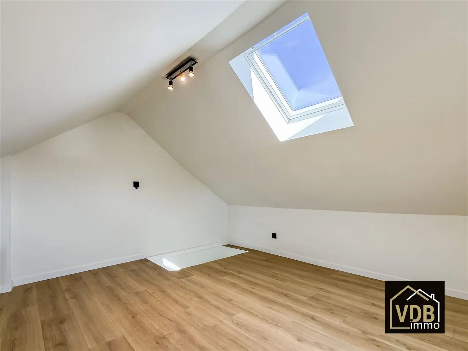 HALF OPEN BEBOUWING MET 4 SLAAPKAMERS EN GROTE GARAGE foto 12