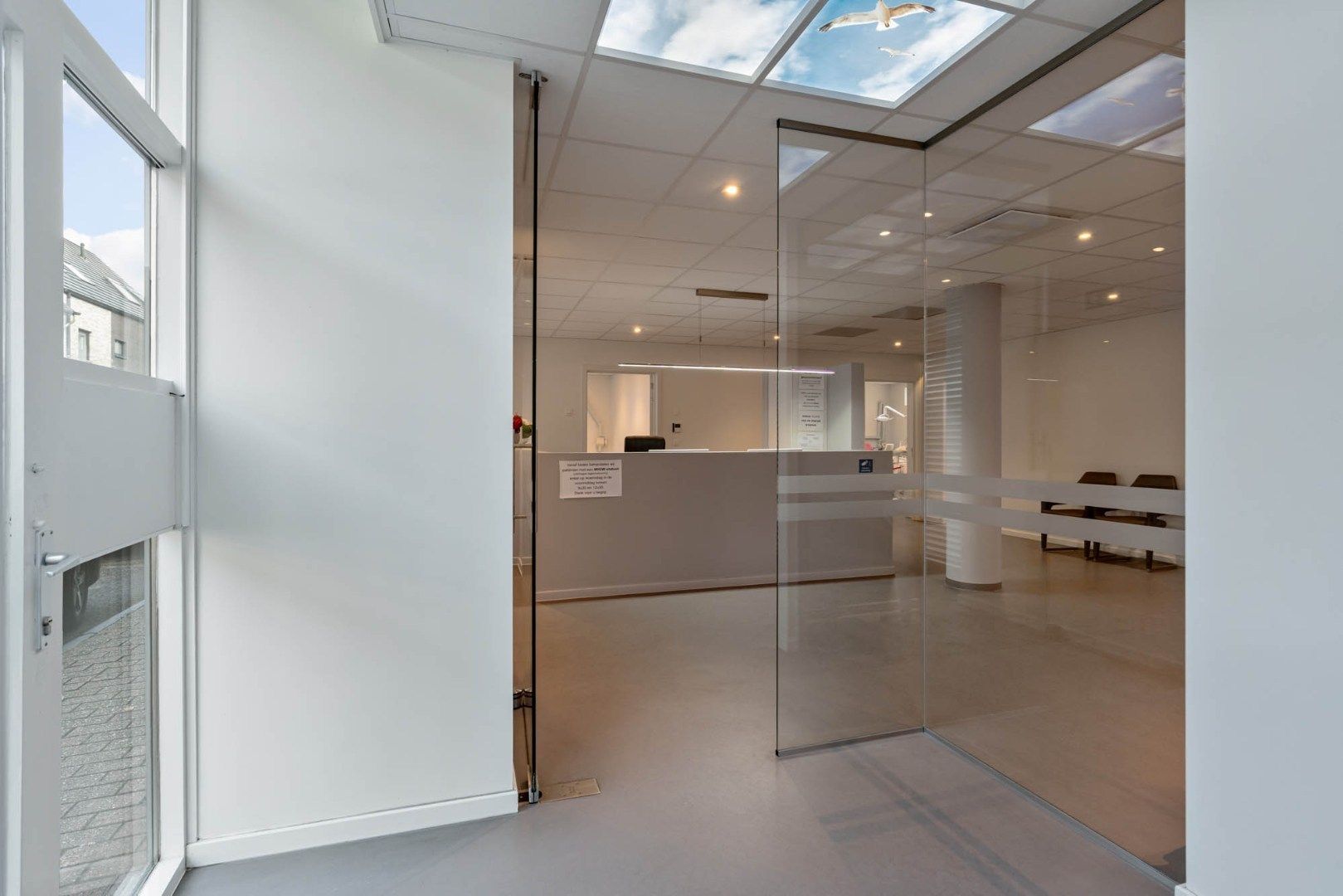 Ruim, zeer energiezuinig kantoor in het centrum van Neeroeteren met diverse mogelijkheden!   foto 2