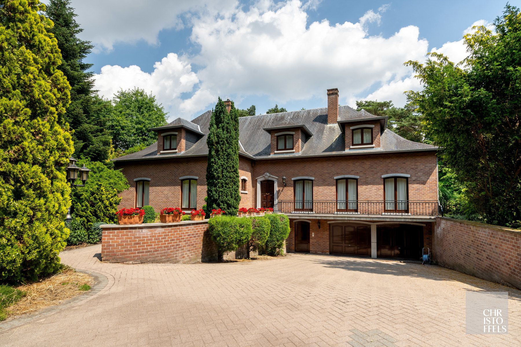 Charmante villa gelegen op een bosrijk perceel van 3.174m²!  foto 2