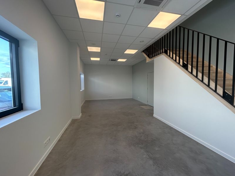 Recent magazijn met kantoorruimte – uitstekende ligging foto 6