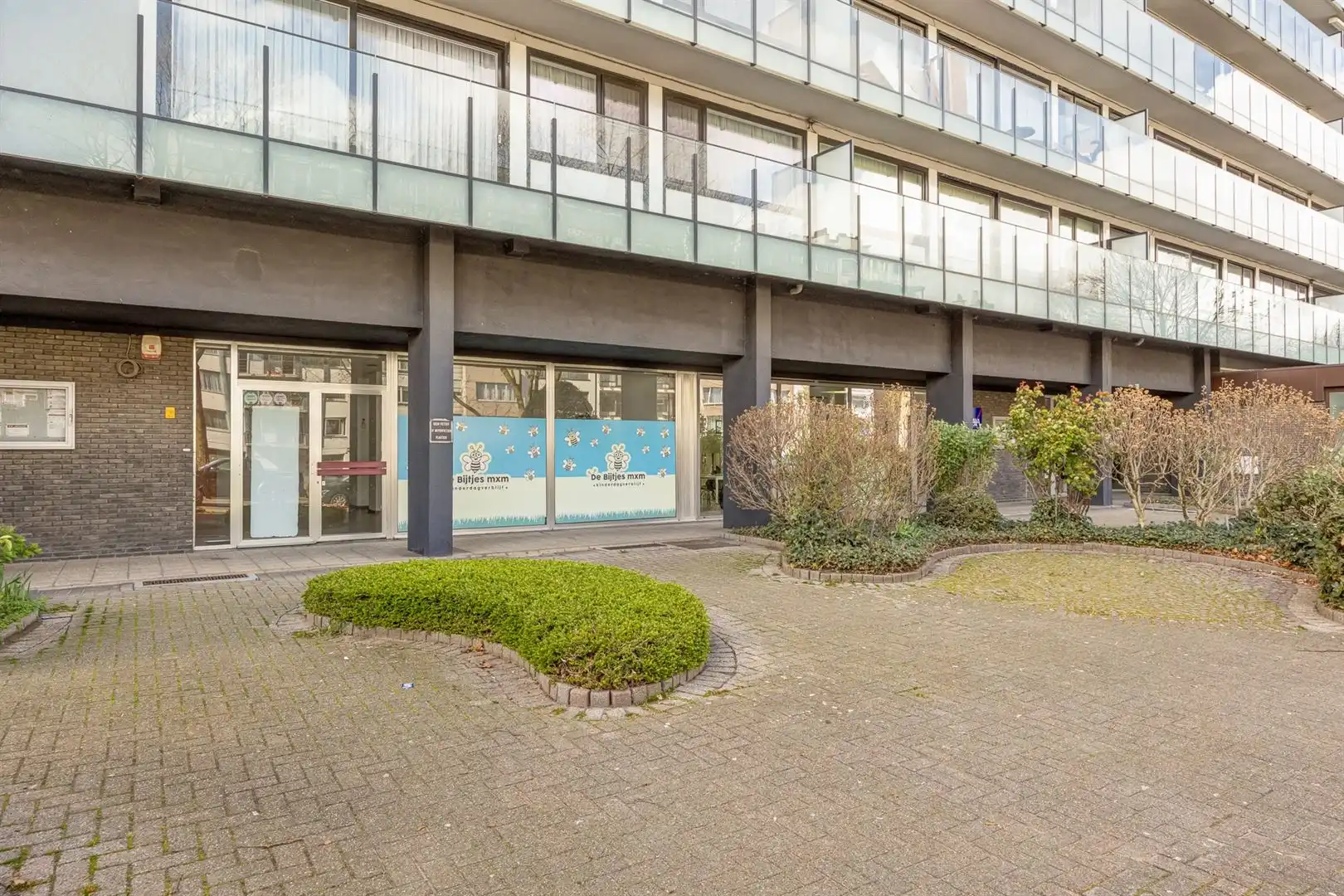 Veelzijdige commerciële ruimte met privé parkeerplaatsen  foto {{pictureIndex}}