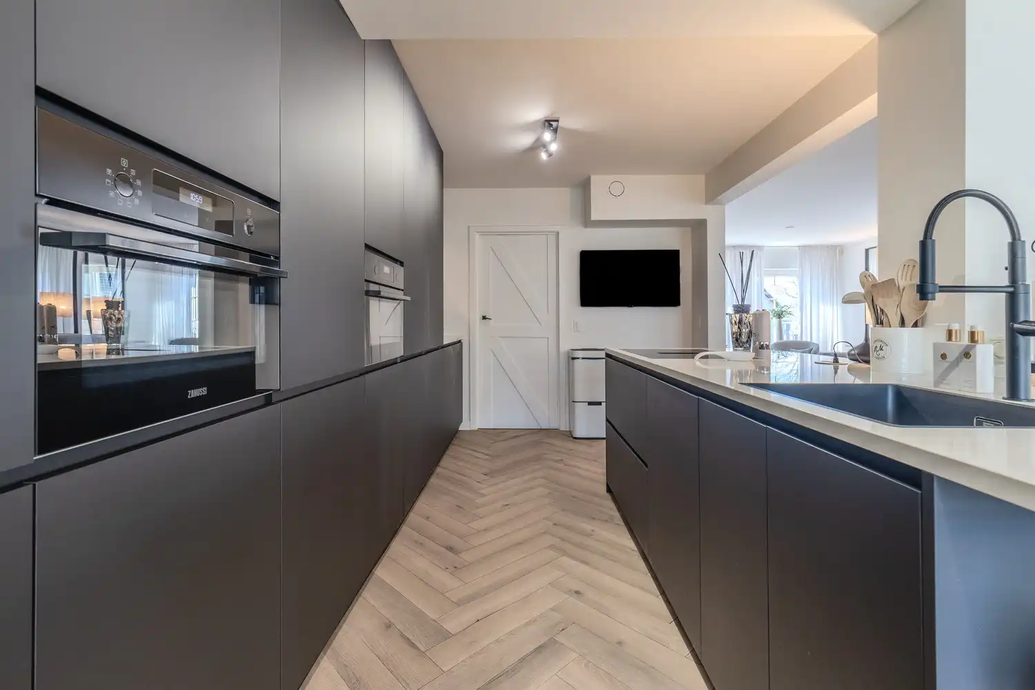 Stijlvolle, instapklare woning met vier slaapkamers, twee badkamers en verwarmd zwembad te koop in Lanaken foto 15