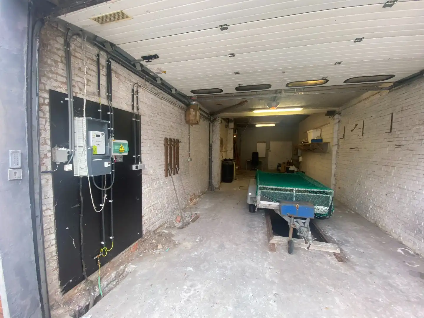 Ruime garage/magazijn met smeerput en elektrische poort foto 6