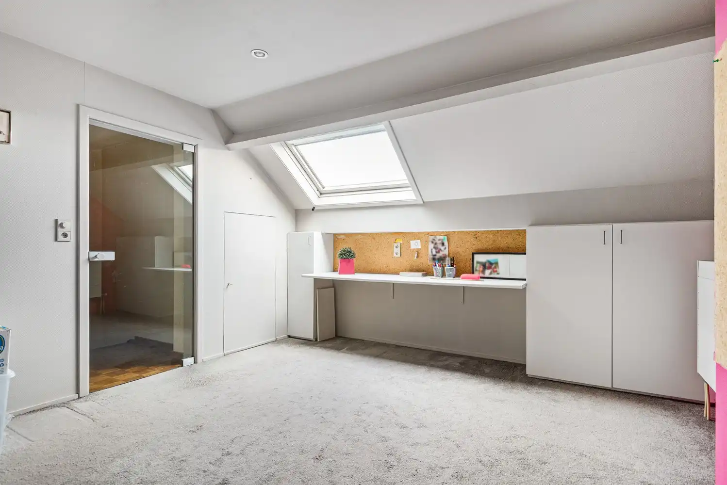 Verzorgde instapklare woning met 4 slaapkamers en ruime garage. foto 26