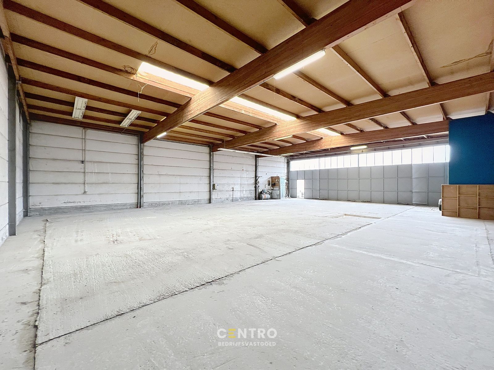 Goed gelegen MAGAZIJN (± 300m2) met parking TE HUUR nabij centrum Roeselare. foto 9