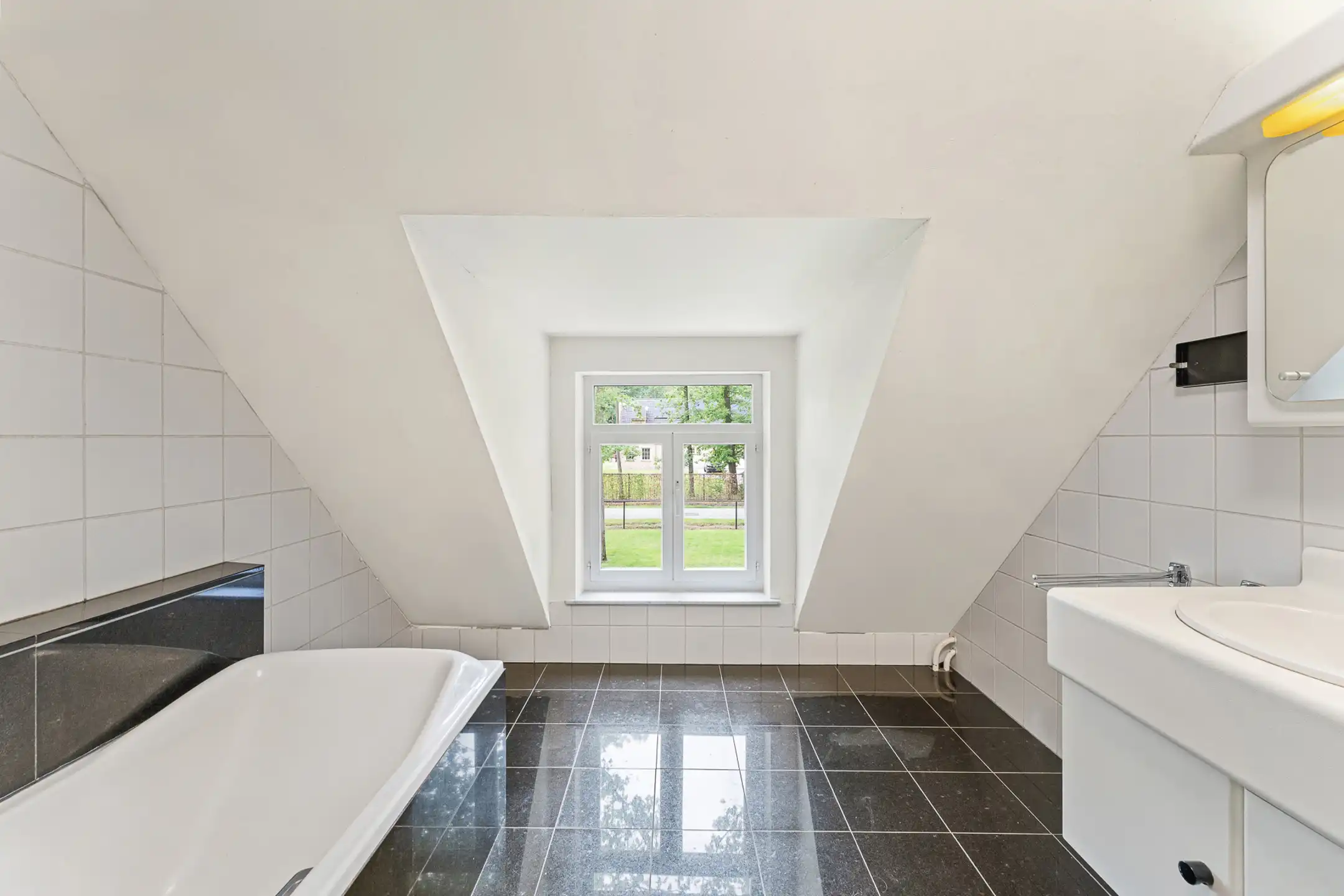 Ruime villa in bosrijke omgeving op een perceel van ca. 3.320m² met zwembad foto 27