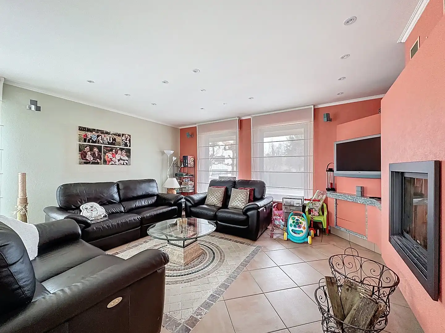 Zeer ruime villa met 4 slaapkamers, grote tuin  (869m²) en volledig onderkelderd. foto 2