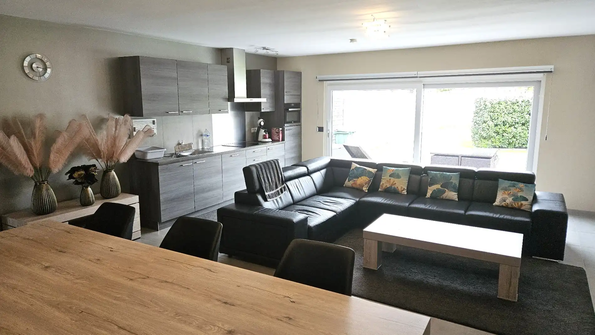 Uiterst ruime woning met 3 grote slk, garage en tuintje in centrum Berlare foto 4