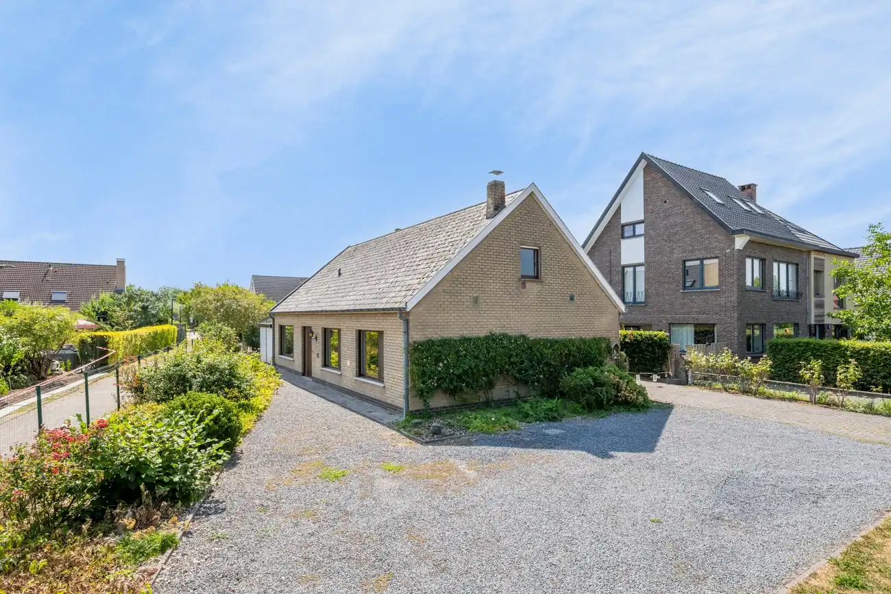 IN OPTIE!! Volledig te renoveren open woning met ruime afzonderlijke garage en tuin op een toplocatie nabij Oude Bareel in Sint-Amandsberg/Oostakker! foto 3