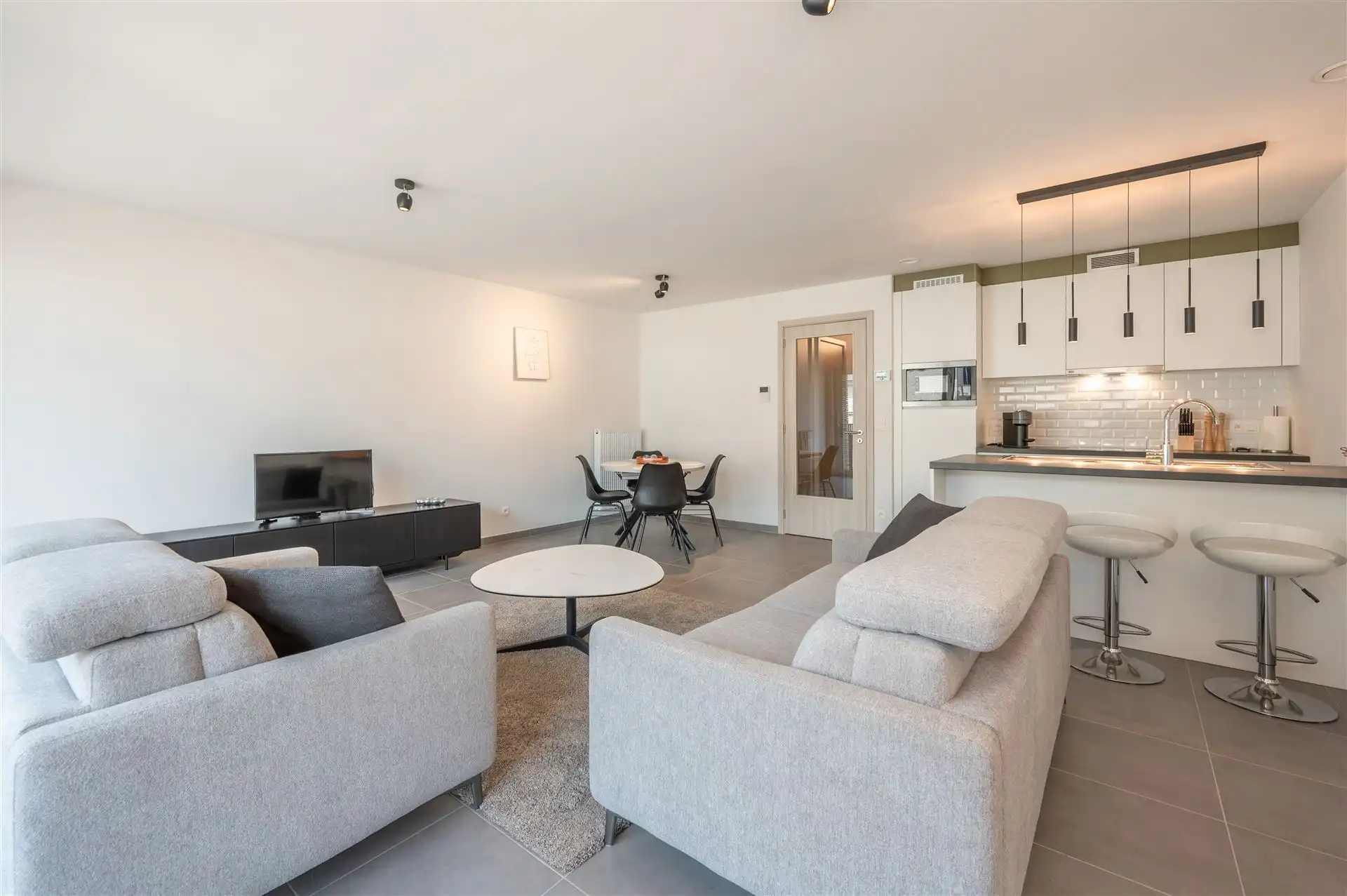 Gemeubeld appartement met 2 slaapkamers en ruim terras. foto 7