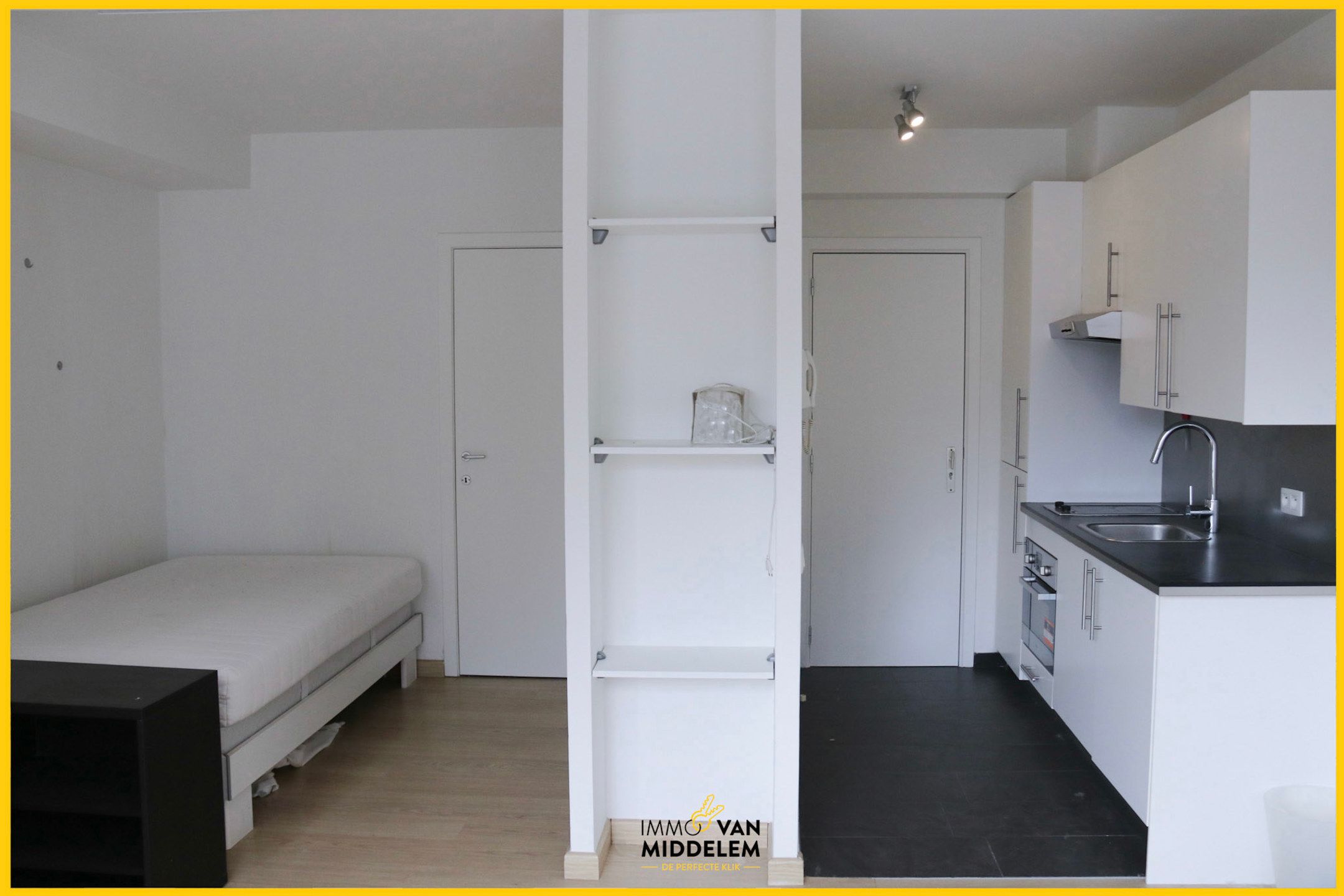 UITSTEKEND GELEGEN STUDIO IN CENTRUM BRUSSEL foto {{pictureIndex}}