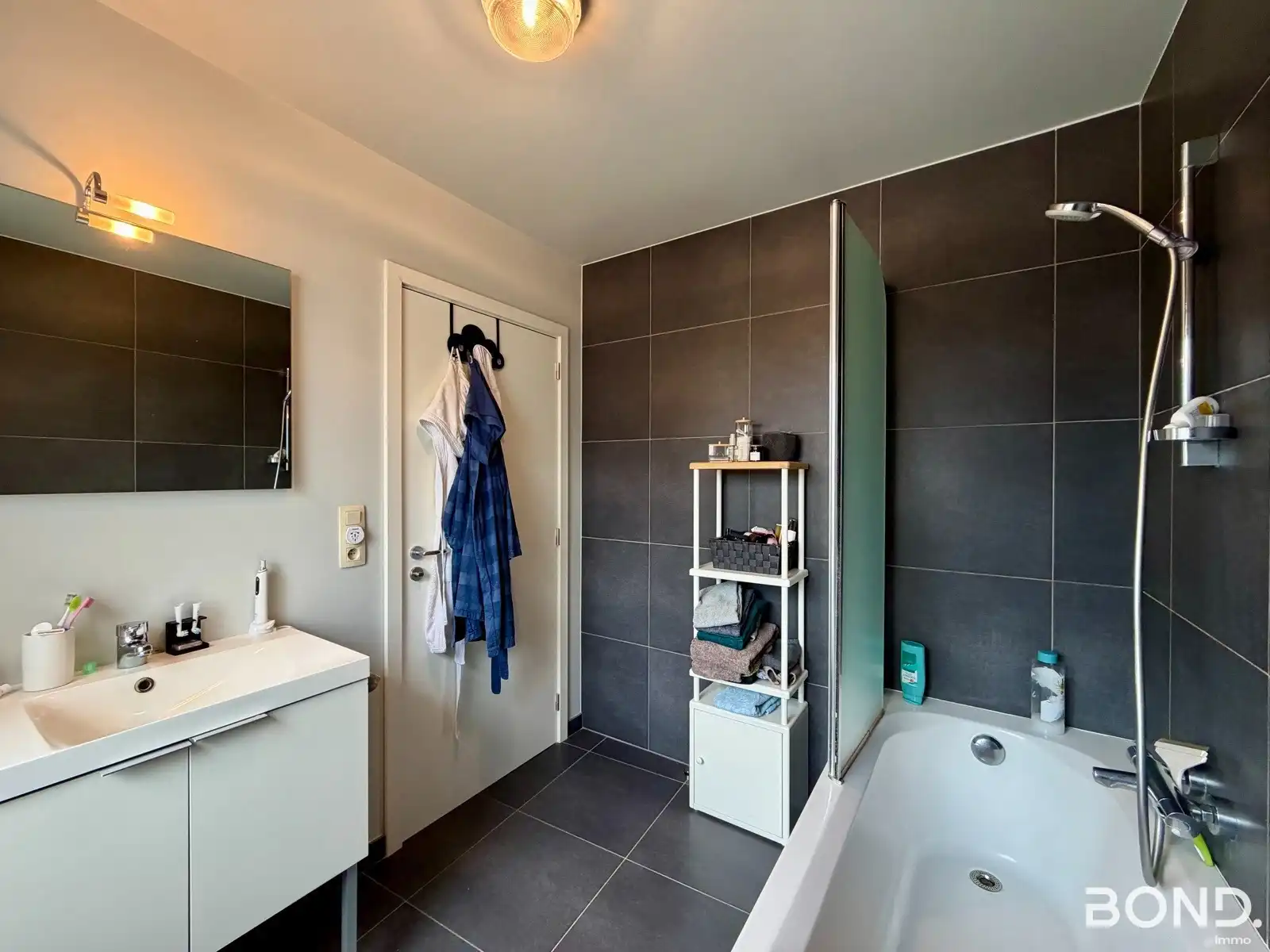 Vernieuwd appartement met 1 slaapkamer in hartje Leuven! foto 8
