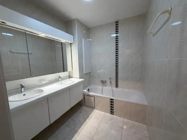 Ruim appartement met 2 slaapkamers en garage foto 11