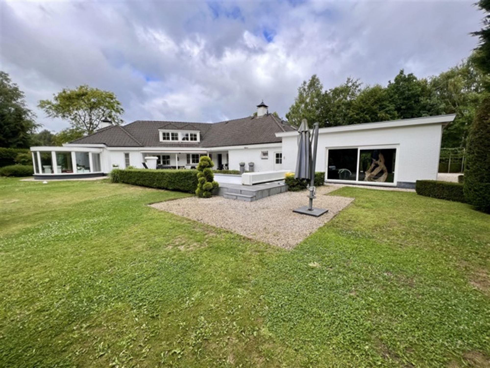 Villa met binnen en buitenzwembad foto 33