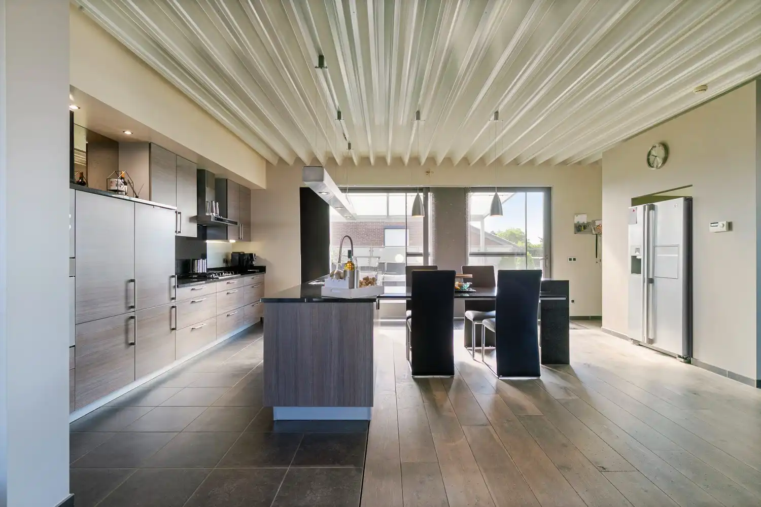 Handelsruimte met luxe duplex-appartement en verhuurde loodsen op het industrieterrein in Lanaken foto 28