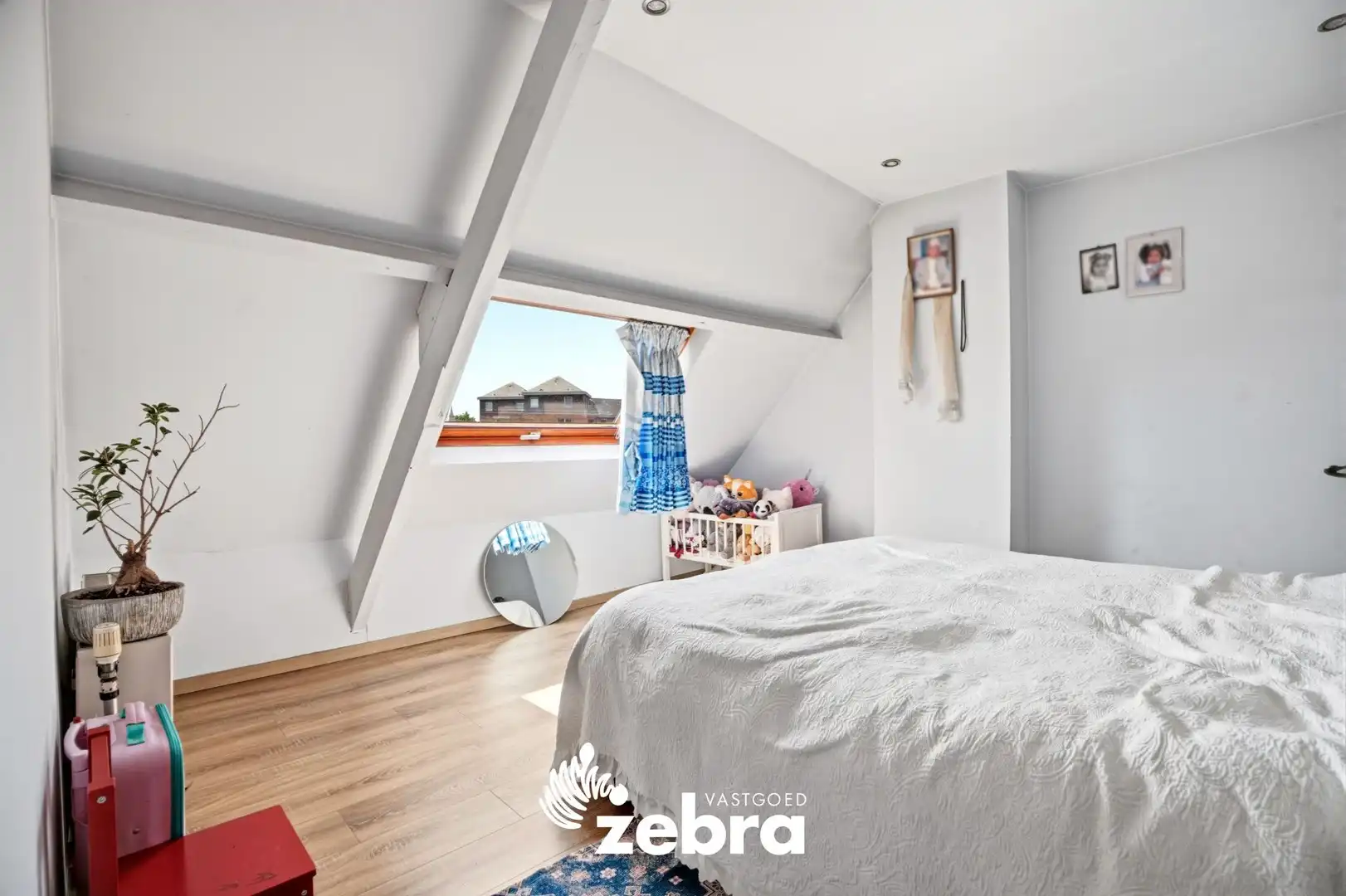 Gesloten bebouwing met 4 slaapkamers, ruime garage en handelsruimte in Sint-Kruis foto 20