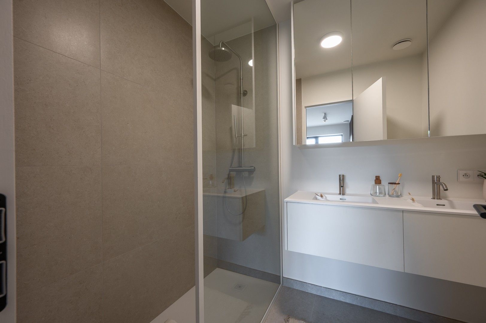 Nieuwbouw appartement op een centrale ligging te Knokke, vlakbij het Zegemeer en op wandelafstand van het strand. foto 13
