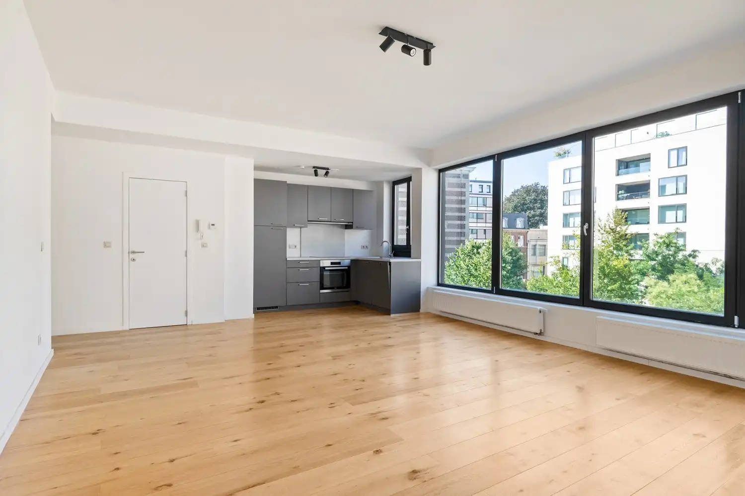 Instapklaar gerenoveerd 1-slaapkamer appartement op topligging in Berchem! foto {{pictureIndex}}