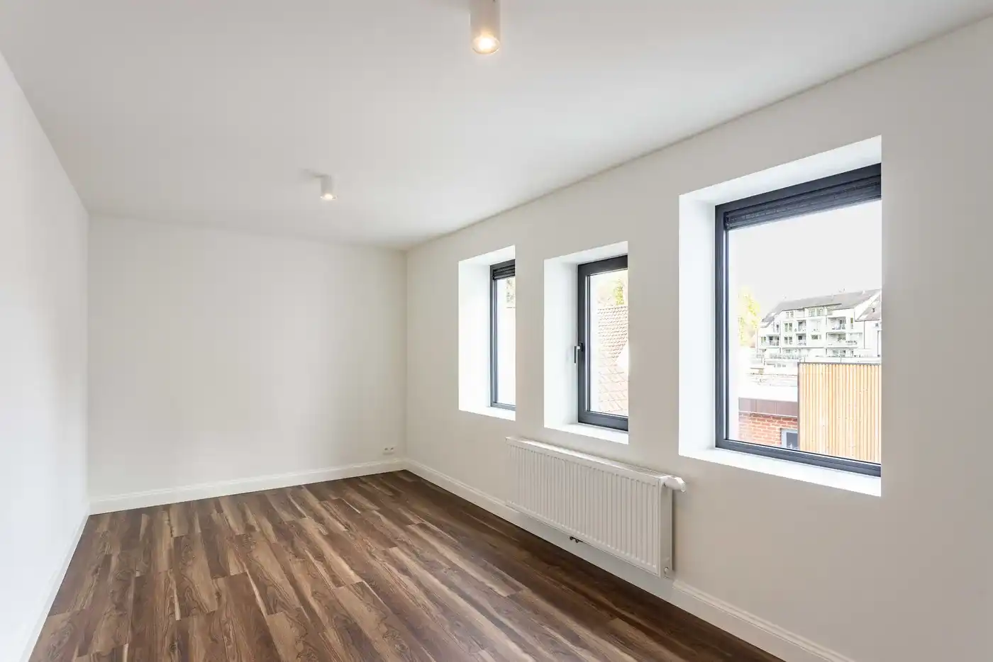 Ruime gerenoveerde woning met 4 slaapkamers, tuin en garage foto 14