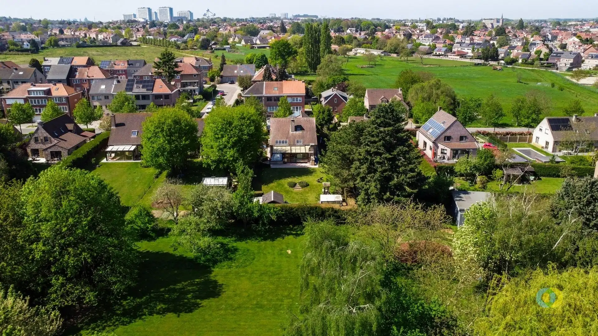 Ruime villa met 4 slaapkamers, bureau en garage   foto 10