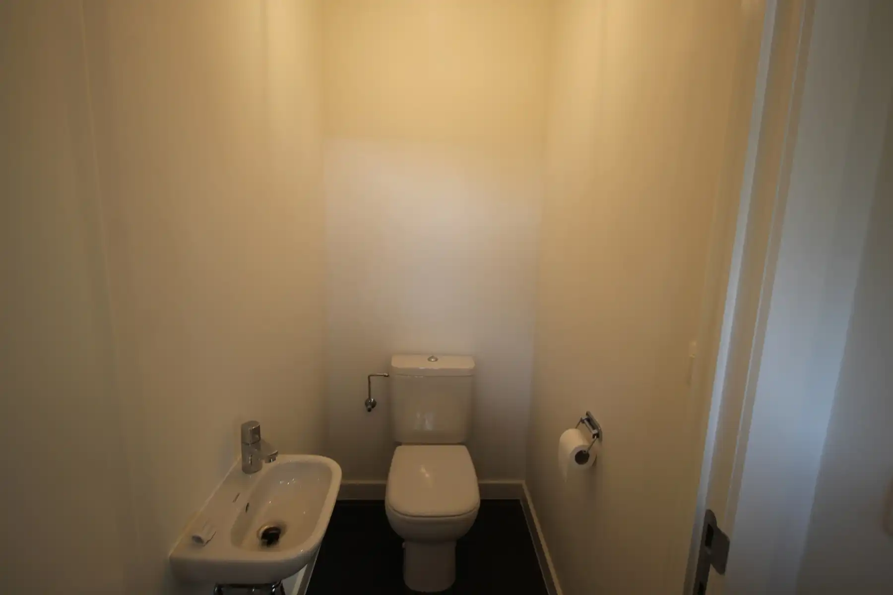 Energiezuinige nieuwbouwwoning met 3 slaapkamers, terras, 2 ondergrondse autostaanplaatsen en kelderberging. foto 8