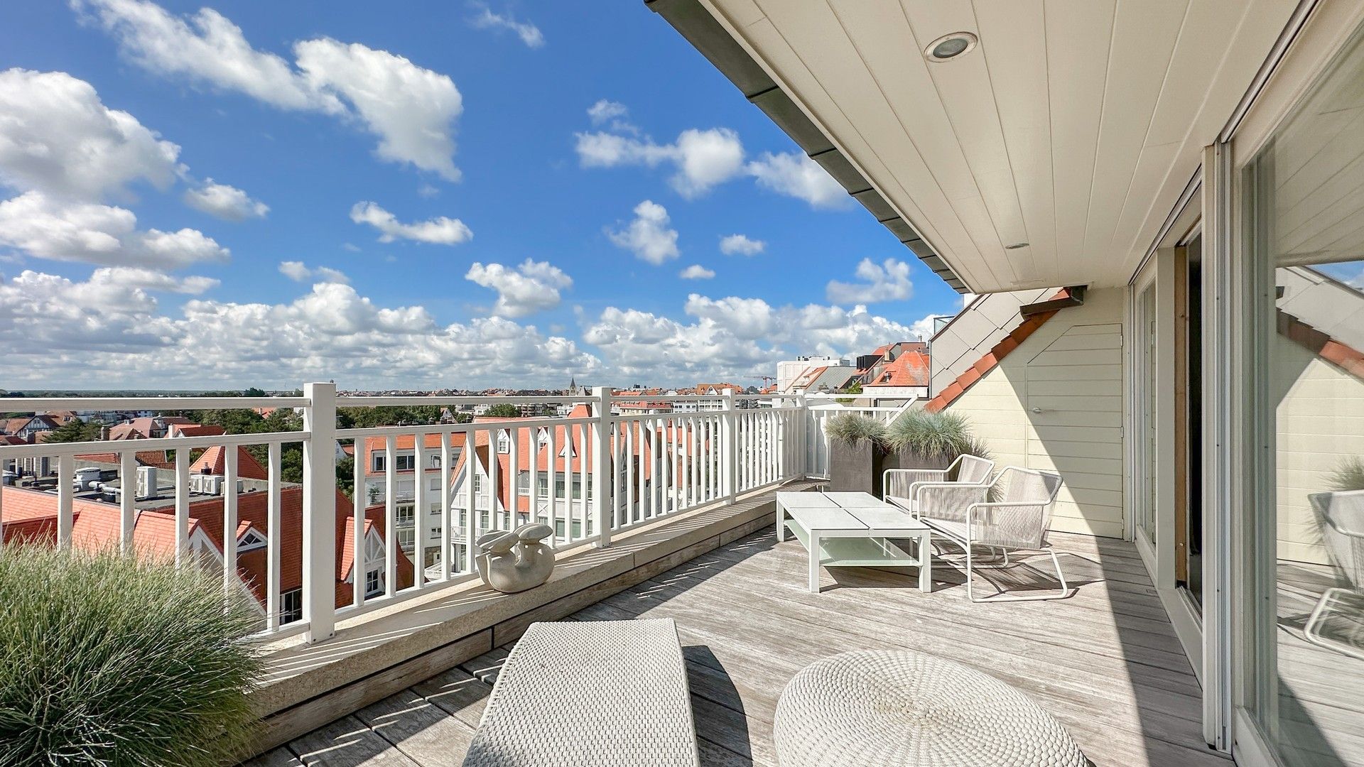 Prachtig appartement in hartje Zoute met gevelbreedte van bijna 9 m en unieke zonneterrassen vlakbij het Albertplein. foto 1