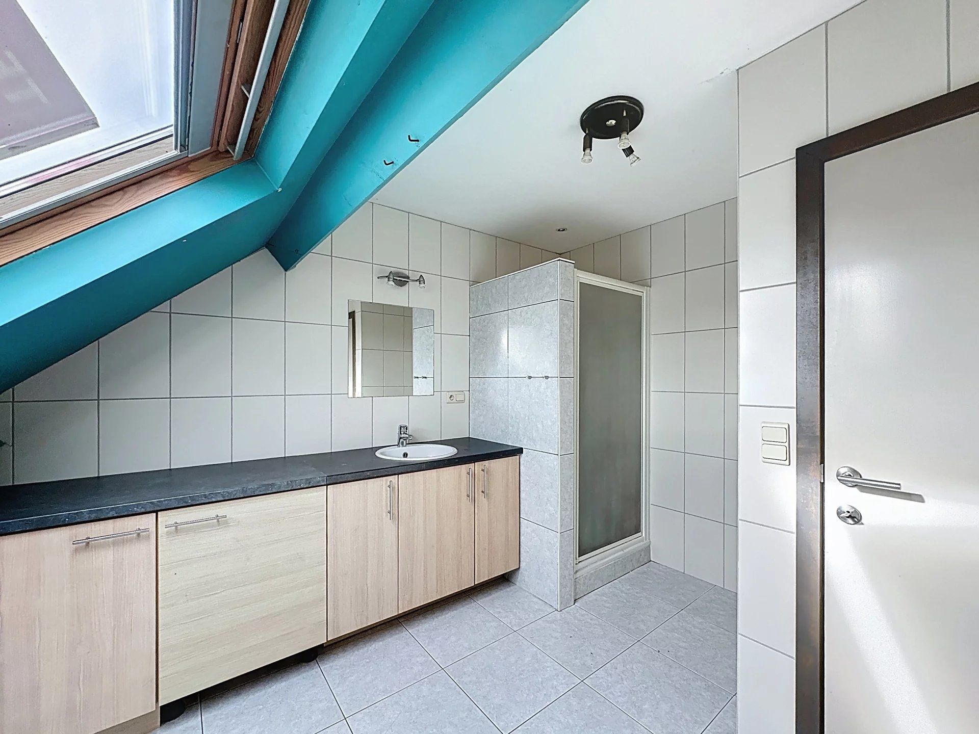 Ruim dakappartement met 2 slaapkamers, groot terras, berging en staanplaats. foto 6