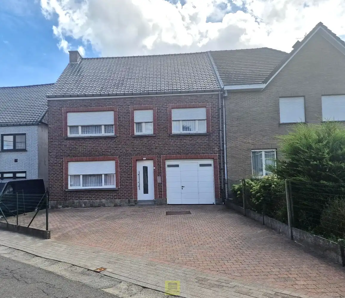 Hoofdfoto van de publicatie: Gezinswoning met 4 slaapkamers, garage en ruime zolder (= extra kamers), rustig gelegen