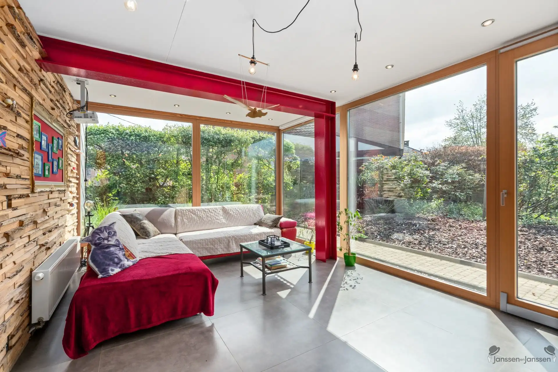 Karaktervolle, volledig gerenoveerde woning met ruime tuin en uitzicht op paardenweide foto 5