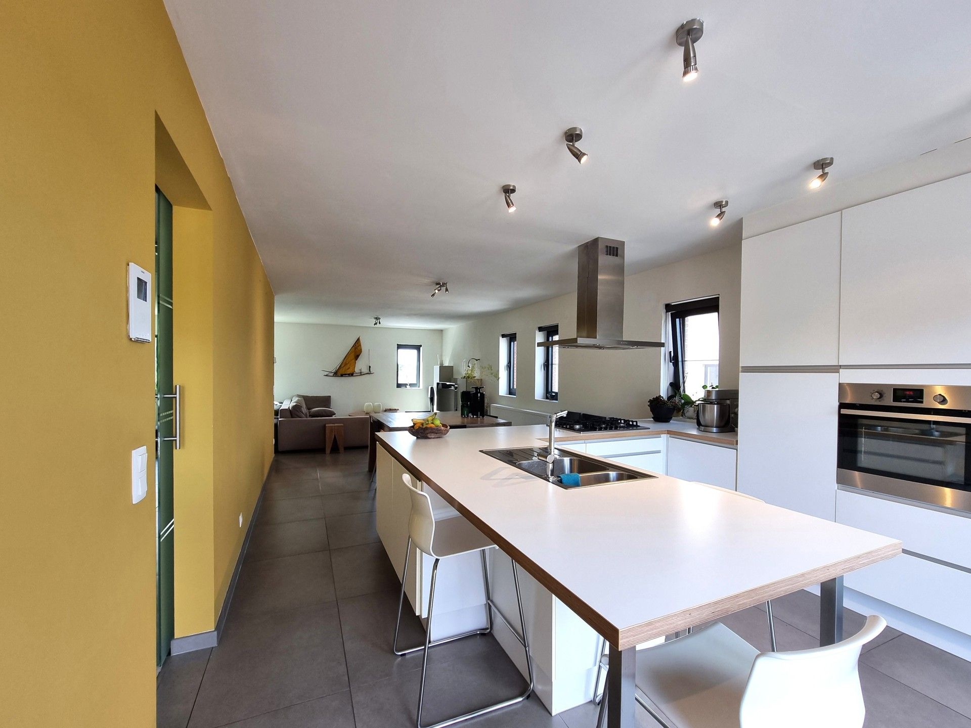 Handelsgelijkvloers met triplex-appartement in het hartje van Pamel foto 11