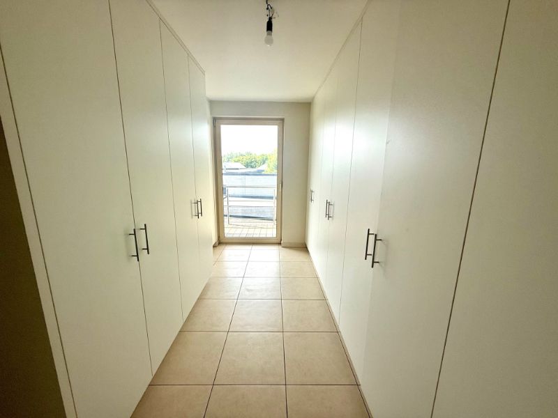 Centraal gelegen, lichtrijk appartement met 1 slaapkamer en dressing foto 7