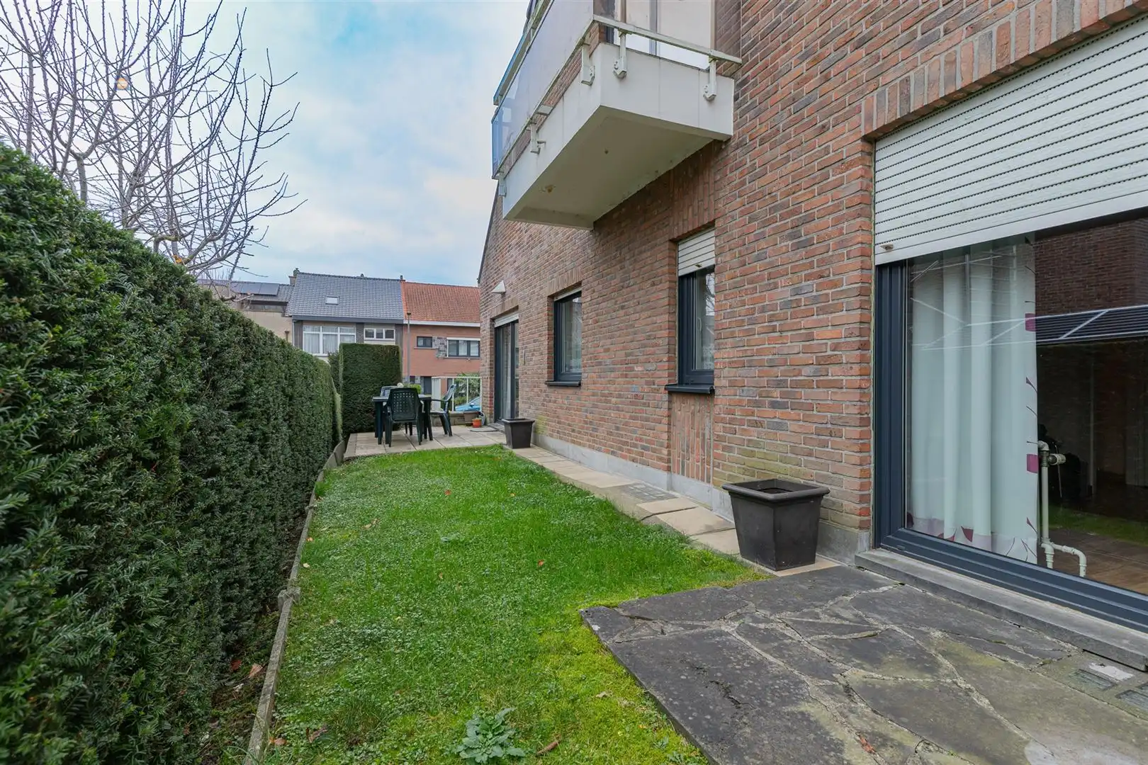 Gelijkvloers 2-slaapkamerappartement met tuin en garage foto 16