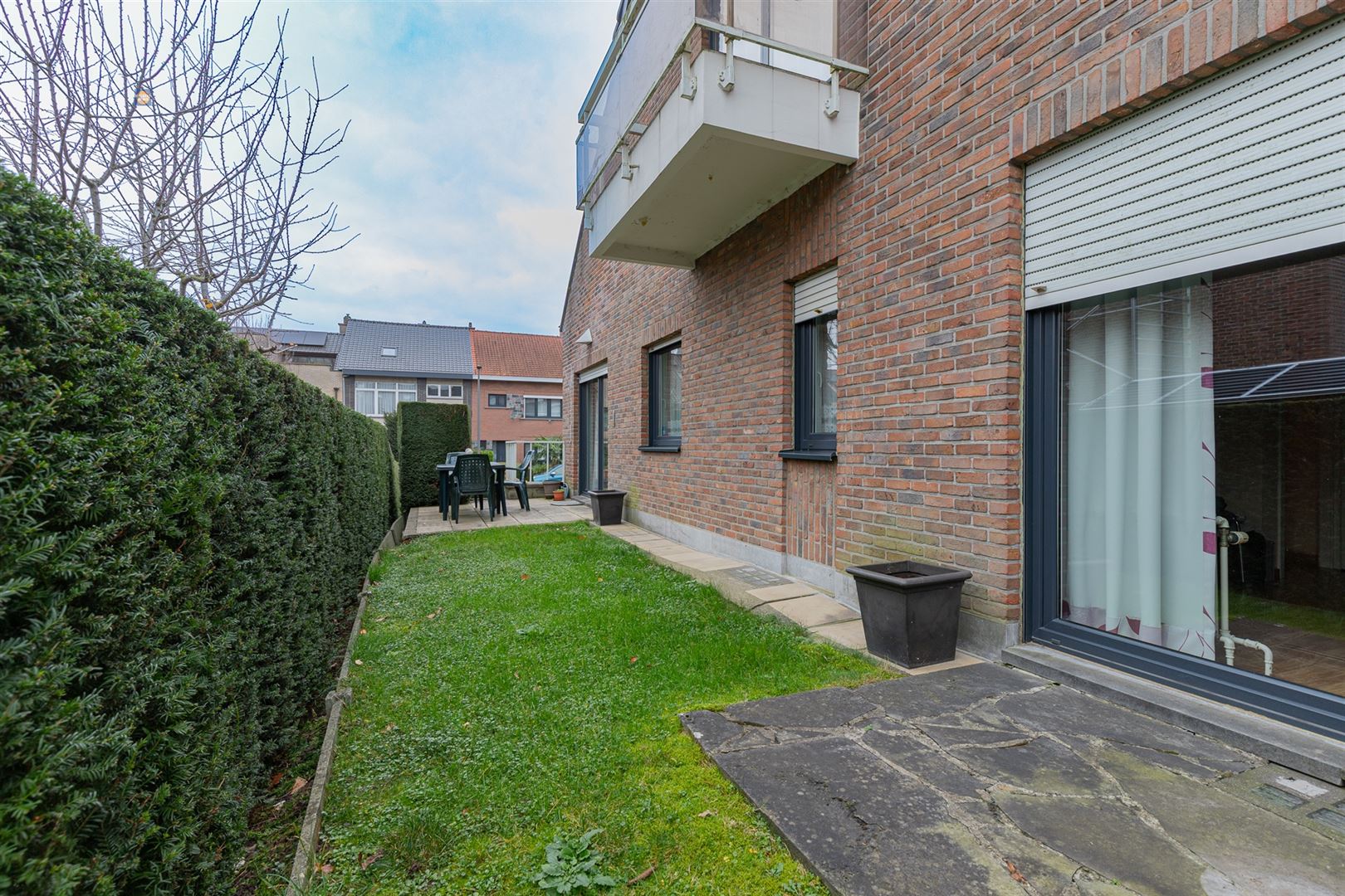 Gelijkvloers 2-slaapkamerappartement met tuin en garage foto 16