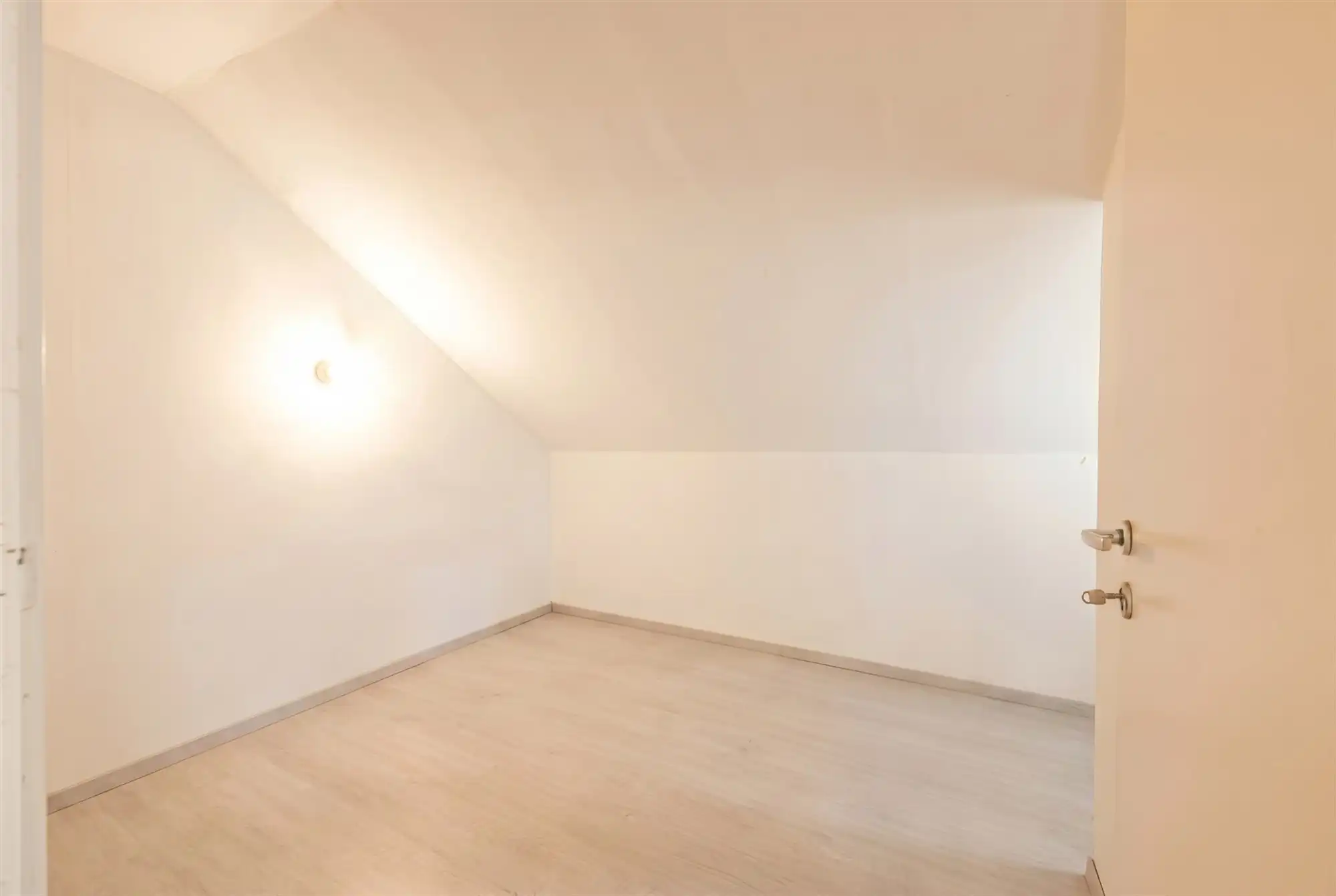 Halfopen woning met 4 slaapkamers, garage en zongerichte tuin foto 18