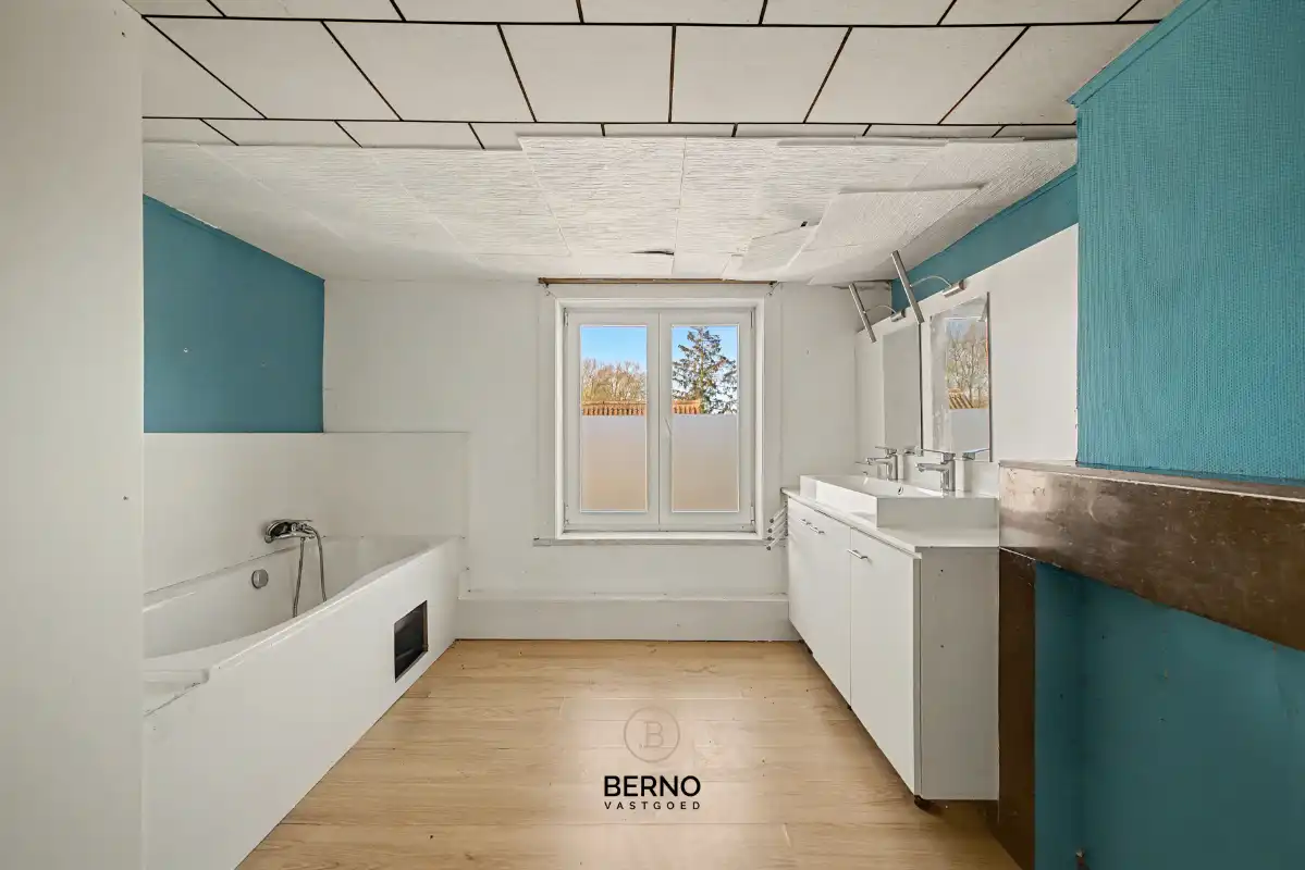 Te renoveren gezinswoning met uitgestrekte tuin en opslagplaats. foto 12